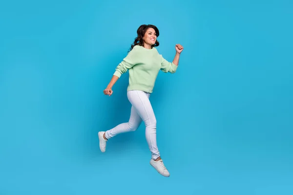 Corpo inteiro foto de bonito maduro senhora executar desgaste camisa calças calçado isolado no fundo azul — Fotografia de Stock