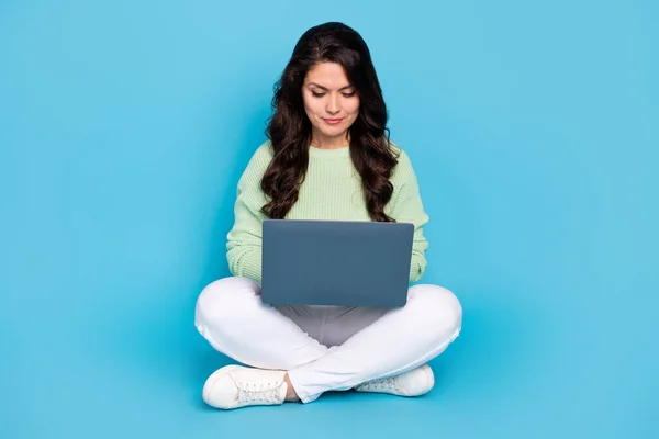 Полноразмерная фотография симпатичной молодой леди сидеть типа ноутбук носить рубашку брюки обувь изолированы на синем цветном фоне — стоковое фото