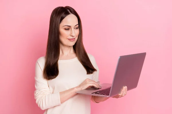 Foto av vacker kvinna det specialist håll bärbar dator köpa online hembaserade business wear trevlig pullover isolerad rosa färg bakgrund — Stockfoto