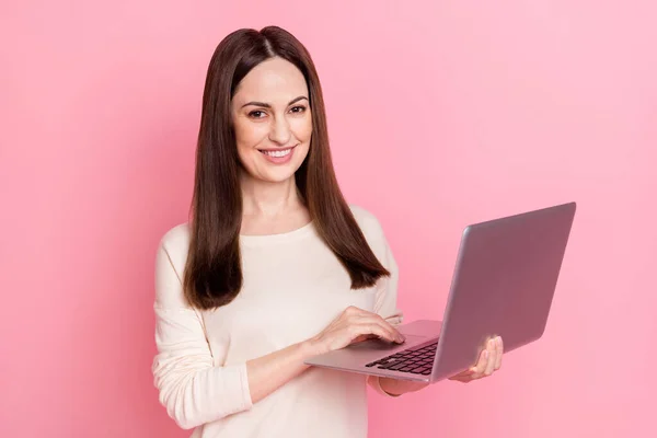 Foto de mulher bonita que especialista segurar laptop casa baseada em negócios desgaste agradável pulôver isolado cor rosa fundo — Fotografia de Stock