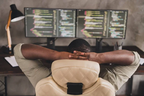 Achter foto van ervaren serverbediener zit stoel armen achter hoofd dutten werkplek binnen — Stockfoto