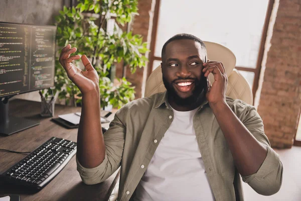 Portret van aantrekkelijke vrolijke geschoolde man expert web designer bellen klant bespreken project op werkplek binnen — Stockfoto