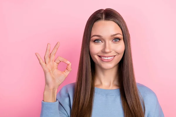Πορτρέτο της ελκυστικής χαρούμενα brunet κορίτσι δείχνει ok-σημάδι αγγελία απομονωμένη πάνω από ροζ παστέλ χρώμα φόντο — Φωτογραφία Αρχείου