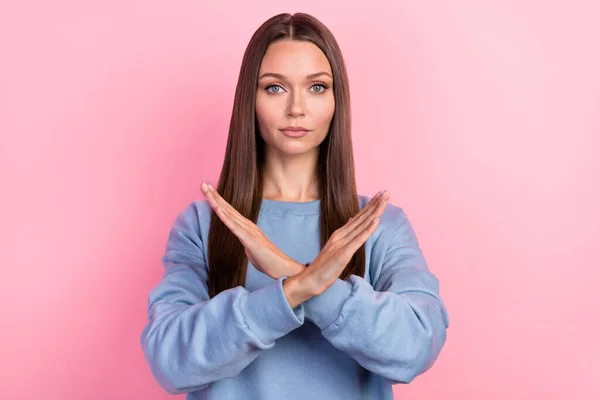 Portrét atraktivní obsah dívka zkřížené ruce zastavit porušování lidských práv uložit izolované přes růžové pastelové barvy pozadí — Stock fotografie