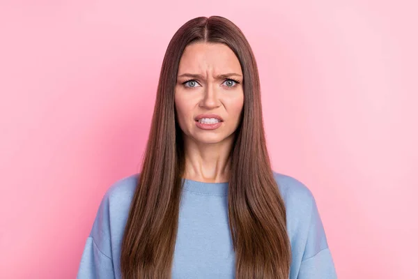 Portret van aantrekkelijke geïrriteerde gekke brunet meisje slecht humeur grimmig geïsoleerd over roze pastel kleur achtergrond — Stockfoto