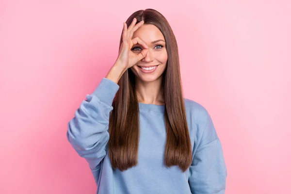 Portrait of attractive cheerful brunette girl showing ok-sign look see isolated over pink pastel color background — Fotografia de Stock