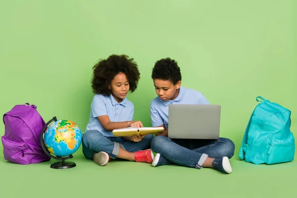 Portret van aantrekkelijke pre-tiener gerichte ijverige vrienden vriendschap doen huiswerk les afstand geïsoleerd op groene kleur achtergrond — Stockfoto