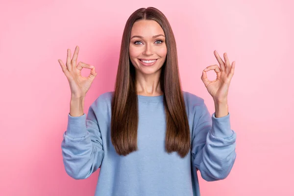Portrait of attractive cheerful girl showing ok-sign ad solution isolated over pink pastel color background — Fotografia de Stock