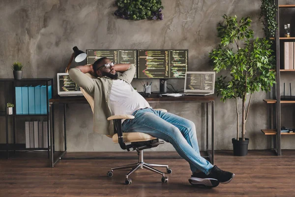 Volledige grootte foto van guy administrator zitten stoel dutje droom na nachtdienst server testen handen hoofd in de beroepsbevolking — Stockfoto