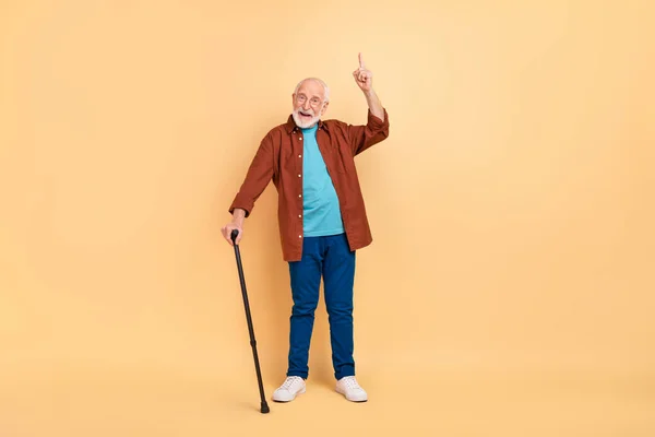 Full storlek foto av gott humör vänlig farfar rekommenderar främja annons isolerad på beige färg bakgrund — Stockfoto