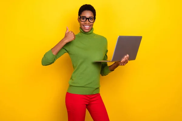Photo de femme trans cool intelligent porter col roulé vert travail dispositif moderne pouce vers le haut isolé fond de couleur jaune — Photo