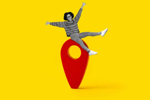Bild av röd punkt GPS rutt app för människor att hitta plats bo live lägenhet hus platt rum isolerad över ljusa levande glans levande gul färg bakgrund — Stockfoto