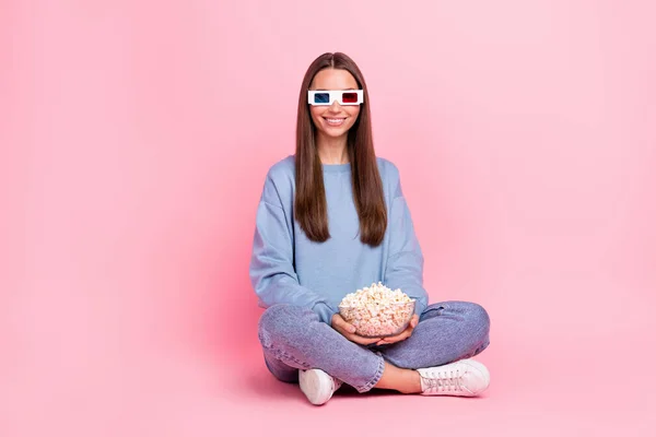 Portret atrakcyjnej wesołej funky dziewczyna siedzi lotos pozować jedzenie kukurydzy rozrywka izolowane nad różowy pastel kolor tła — Zdjęcie stockowe