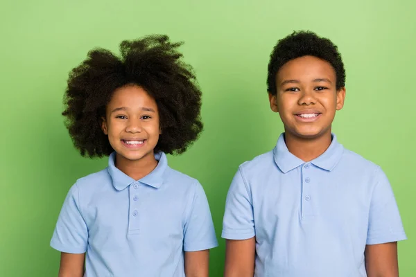 Портрет двох привабливих веселих контент-модних до 13 класів уроків для дітей ізольовані на фоні зеленого кольору — стокове фото