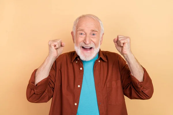 Fotografie oslavit starší whte hairdo křičet muž nosit oblečení izolované na béžové barvy pozadí — Stock fotografie