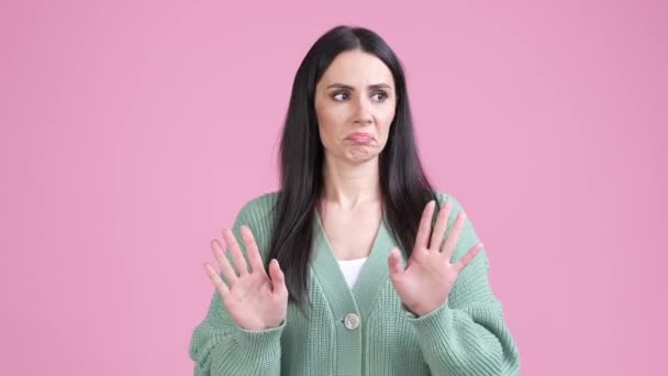 Lady have no idea about guilty refuse isolated pastel color background — Stockvideo