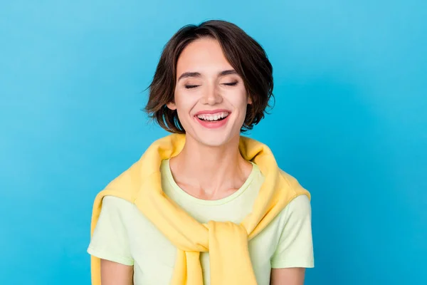 Foto de bonito jovem morena senhora rir desgaste amarelo t-shirt isolado no fundo de cor azul — Fotografia de Stock