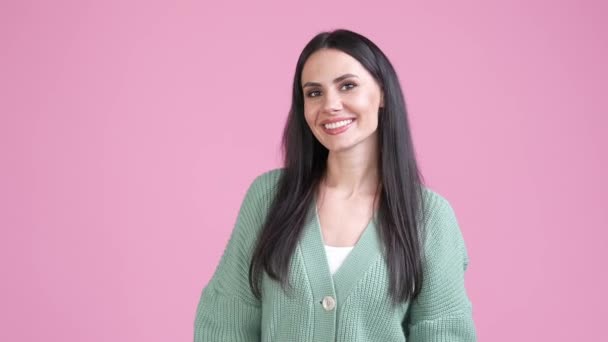 Positive lady make ok like symbol isolated pastel color background — Vídeos de Stock