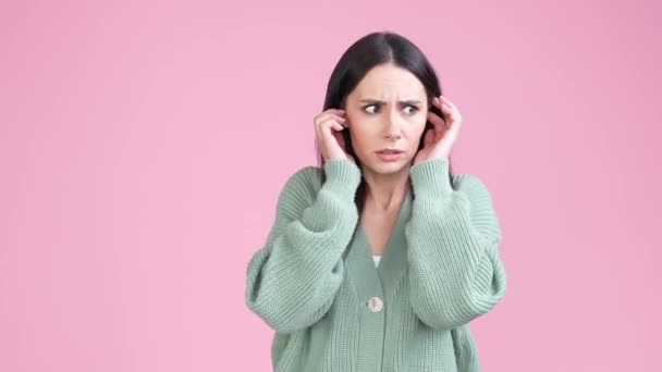 Frustrated lady shout ask stop loud music shh isolated pastel color background — Stock Video