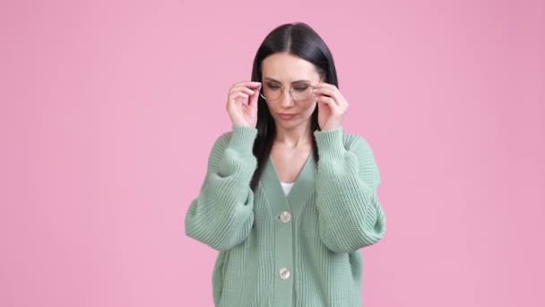 Pensive lady decide brainy thoughts isolated pastel color background — Stock video