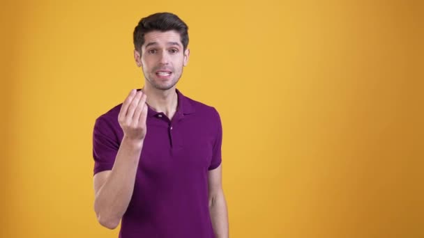 Guy maken Italiaanse gebaar vertellen faillissement geïsoleerde heldere kleur achtergrond — Stockvideo