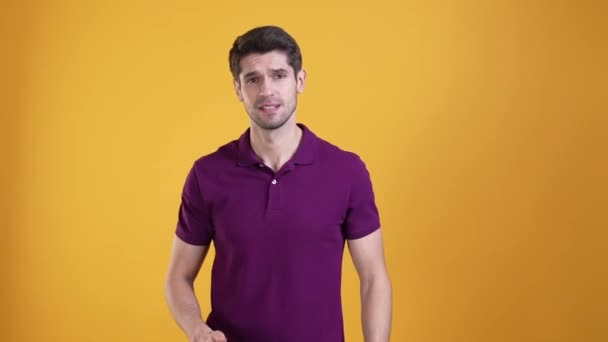 Guy met mening duim naar beneden symbool geïsoleerde glans kleur achtergrond — Stockvideo