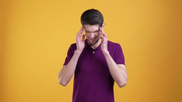 Frusztrált férfi érintés templomok homlok fejfájás elszigetelt fény szín háttér — Stock videók