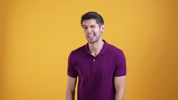 Crazy guy het maken van grappige gezicht geïsoleerde heldere kleur achtergrond — Stockvideo