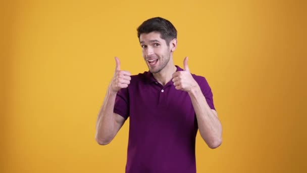 Guy make thumbup symbol perfect promo isolated shine color background — Wideo stockowe