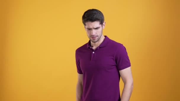Puzzled guy shrug shoulders no know place isolated shine color background — Vídeo de stock