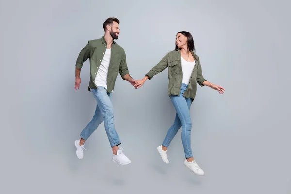Full length photo of affectionate spouses lady guy jump go boutique open discount isolated over grey color background — Stockfoto