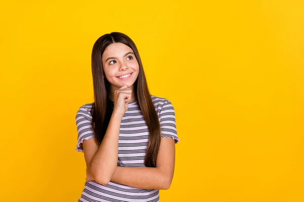 Retrato de chica alegre atractiva fantaseando toma de decisión solución de espacio de copia aislado sobre fondo de color azul brillante — Foto de Stock