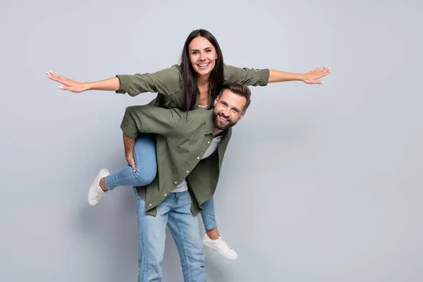 Photo of young guy carry his girlfriend on back have fun adventure weekend isolated over grey color background — Foto de Stock