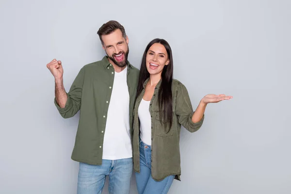 Foto de pareja joven emocionada regocijarse éxito descuento promoción del producto aislado sobre fondo de color gris —  Fotos de Stock