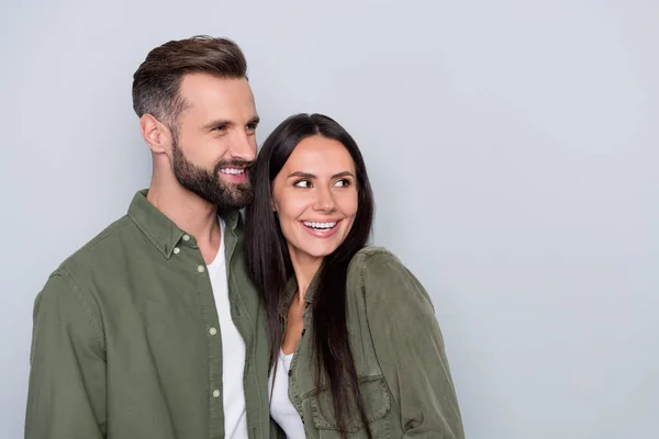 Фотографія профілю молодих веселих подружжя романтично виглядає порожнім простором ізольовано на сірому кольоровому фоні — стокове фото