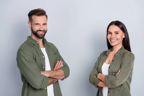 Profile side view portrait of attractive content cheerful couple colleagues folded arms isolated over grey pastel color background — Stock Fotó