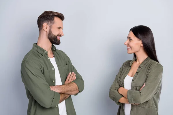Portrait of attractive content cheerful couple team folded arms meeting isolated over grey pastel color background — Photo