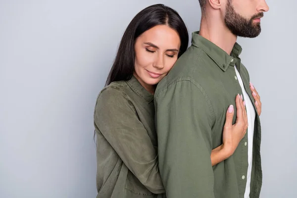 Foto del lado del perfil de la joven dama abrazo marido romántico soñador aislado sobre fondo de color gris —  Fotos de Stock