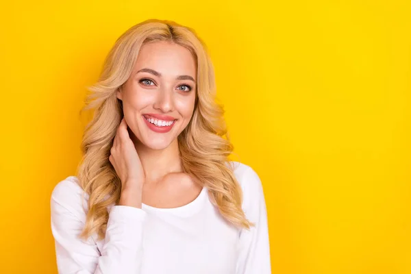 Foto van schattige charmante jonge vrouw dragen witte shirt glimlachen lege ruimte geïsoleerde gele kleur achtergrond — Stockfoto