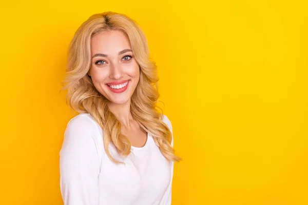 예쁜 예쁜 여인 이 하얀 셔츠를 입고 빈 공간에서 웃고 있는 사진노란 색 배경 — 스톡 사진