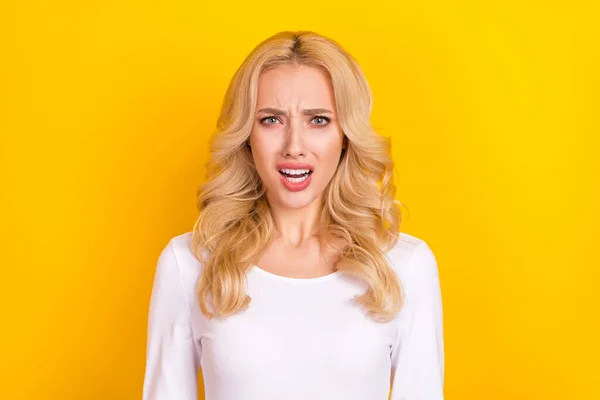 Photo of shocked impressed young woman wear white shirt open mouth isolated yellow color background — kuvapankkivalokuva