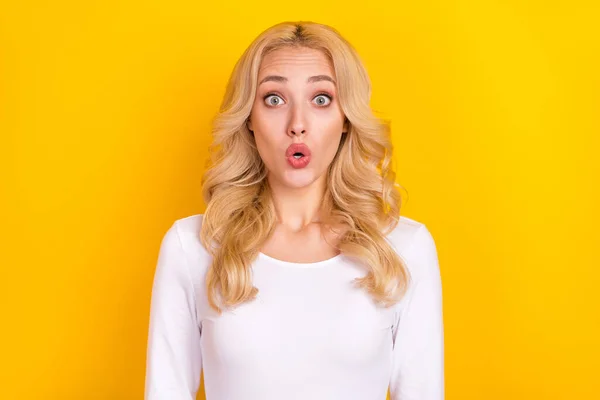 Foto de brilhante animado jovem mulher usar camisa branca olhos grandes isolado cor amarela fundo — Fotografia de Stock