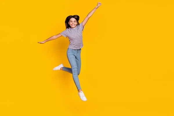 Foto de cuerpo completo de la joven señora bastante emocionada divertirse saltar volar aislado sobre fondo de color amarillo —  Fotos de Stock