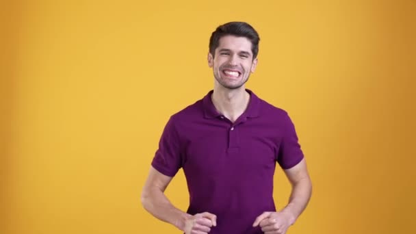 Guy verheugen doel doel verhogen handen geïsoleerde heldere kleur achtergrond — Stockvideo