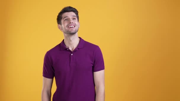 Guy think thoughts decision isolated vivid color background — Vídeo de stock