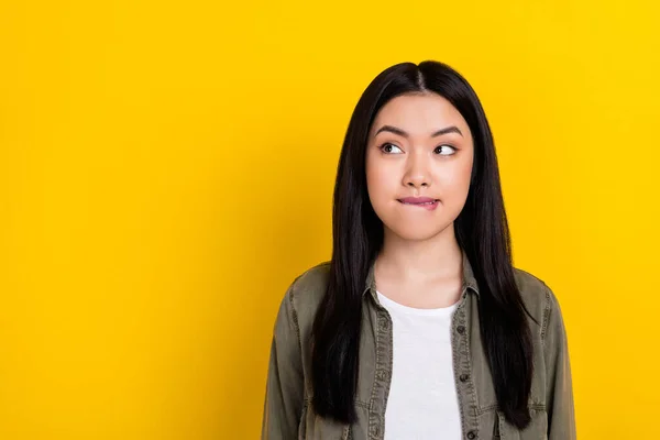 Retrato de jovem atraente interessado mulher quer comprar produto ver promo isolado no fundo de cor amarela — Fotografia de Stock