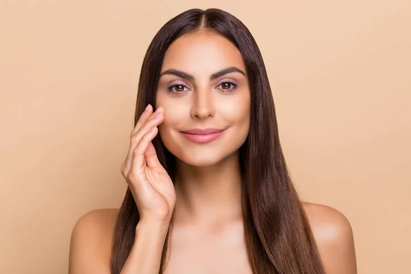 Retrato de la encantadora señora de la alegría toque las mejillas de los dedos como suave piel de bienestar sedoso color pastel aislado fondo — Foto de Stock