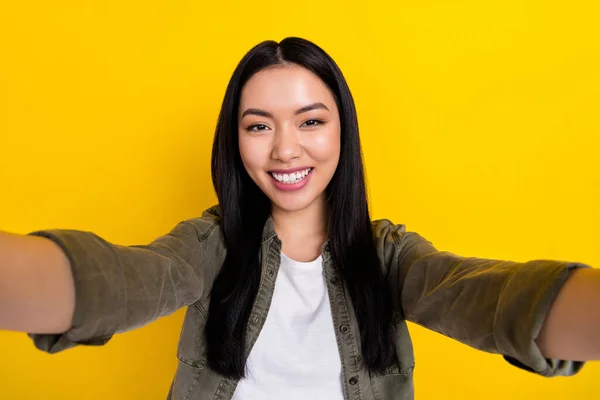 Retrato de bom humor adorável fêmea jovem blogueiro fazer vídeo vlog isolado no fundo de cor amarela — Fotografia de Stock