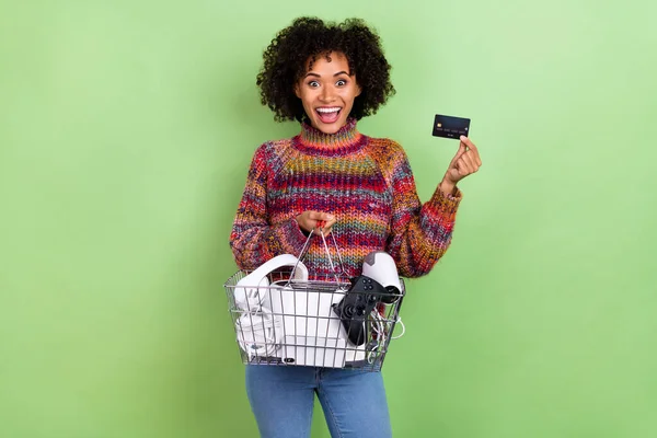 Foto di pazzo stupito ragazza tenere debito carta di plastica senza contanti nfc isolato su sfondo di colore verde — Foto Stock