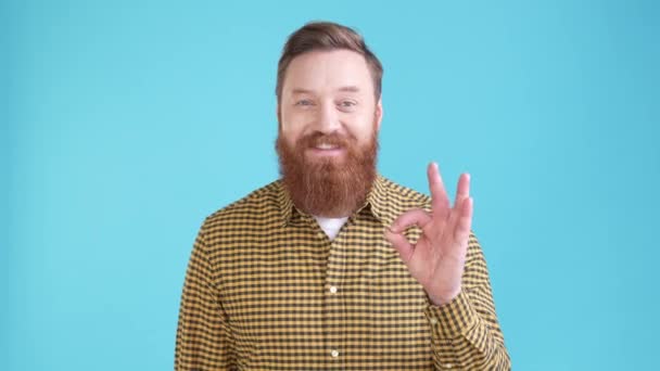 Positive guy make okay symbol ads isolated blue color background — Stok video